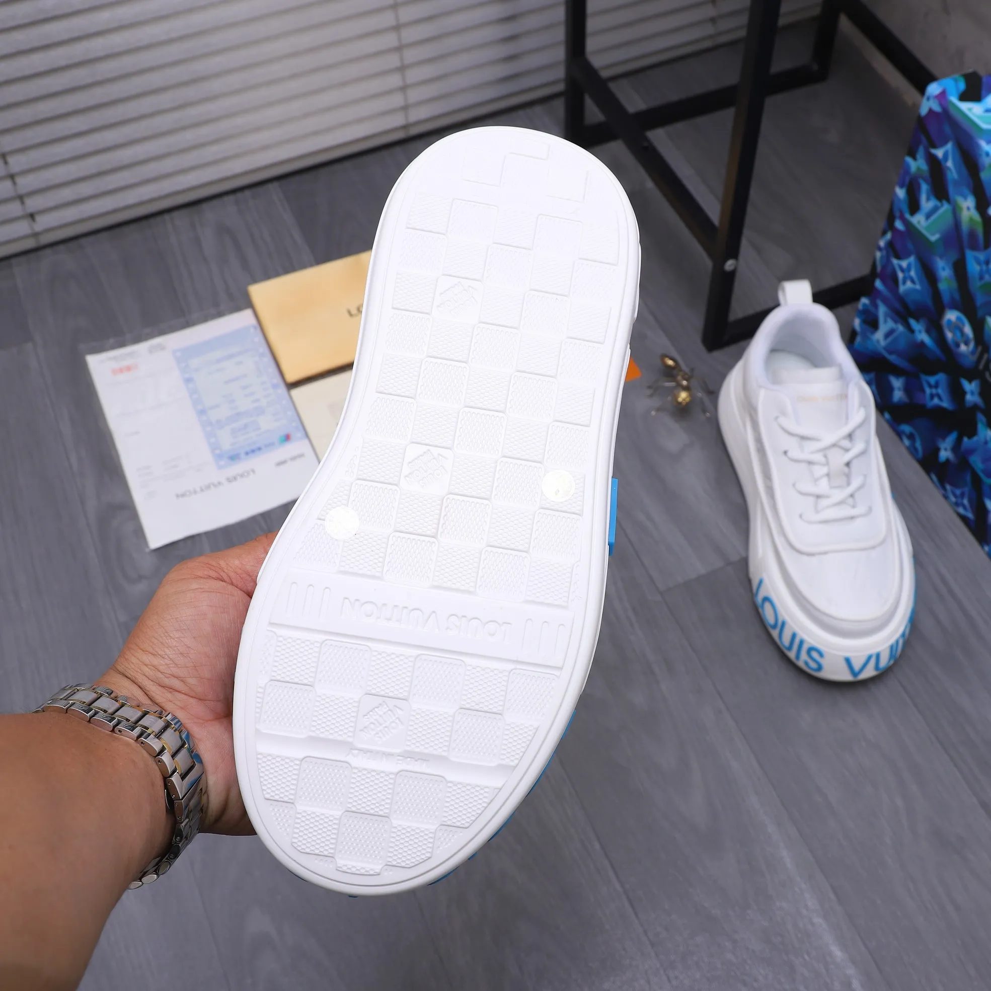 Men's shoes 💰560 Product trademark: LV [Louis Vuitton] casual shoes, regular size. Size: 38-46 (38.45.46 is custom-made and non-returnable) Product materials: Selected high-quality cowhide stitching embossed cowhide upper, cowhide insole, mesh lining, original outsole